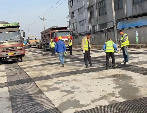 武宣老材料的新故事：玻璃纤维土工格栅如何在‘白改黑’浪潮中重获新生？