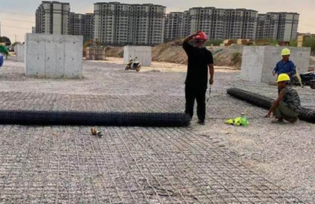 武宣土工格栅铺设前地基要怎么处理？